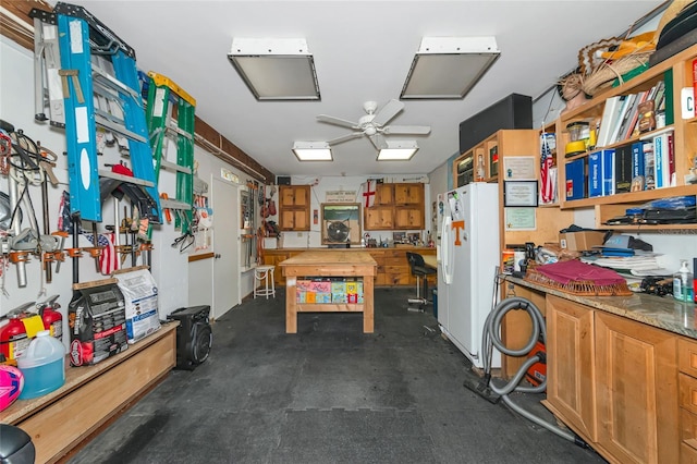 misc room featuring ceiling fan and a workshop area