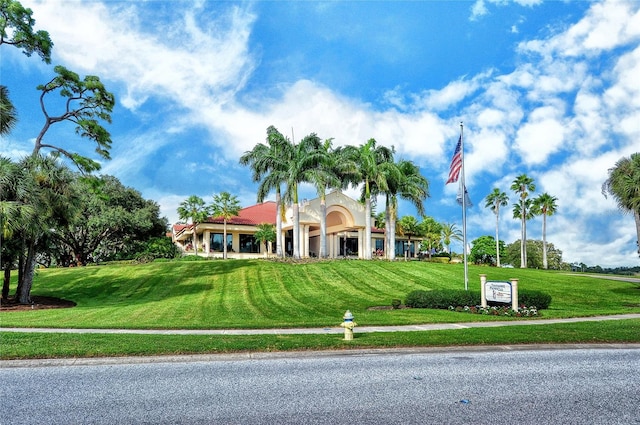 view of front facade featuring a front lawn