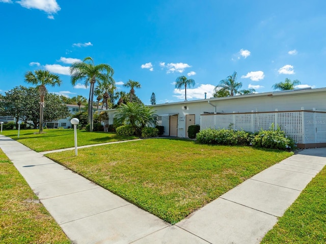 view of front of property featuring a front lawn