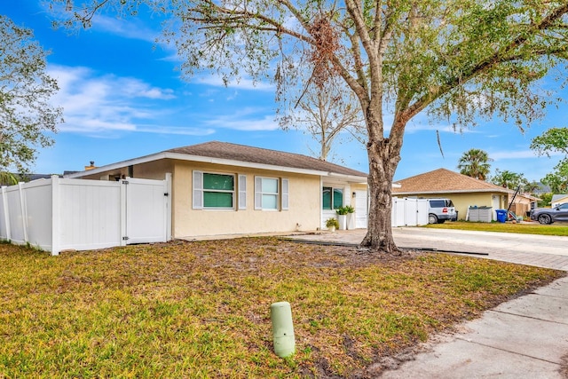 single story home featuring a front lawn