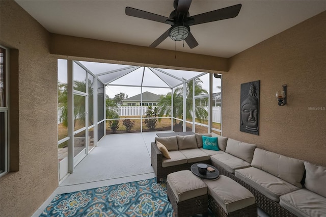 sunroom with ceiling fan