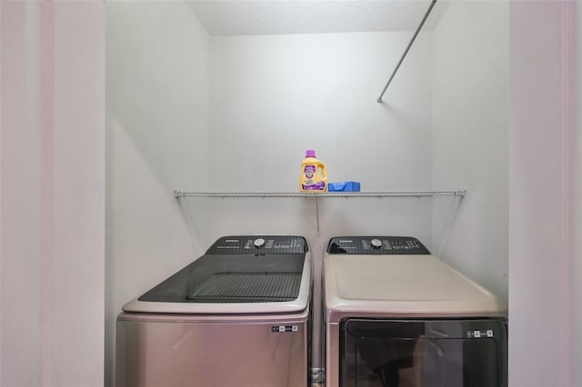 laundry room featuring a textured ceiling and independent washer and dryer