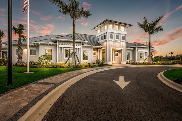 view of front of home featuring a lawn