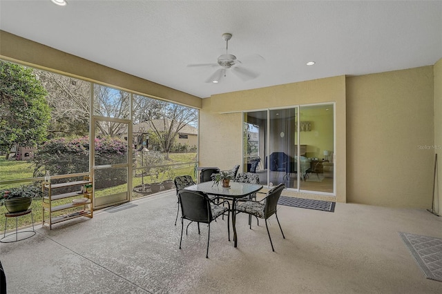 sunroom with ceiling fan