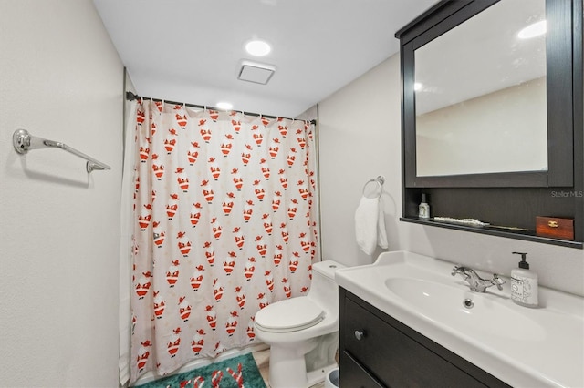 bathroom featuring toilet, a shower with shower curtain, and vanity