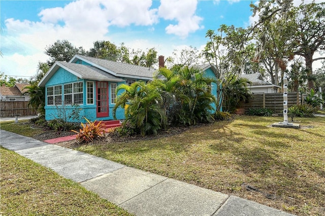 view of front facade with a front yard