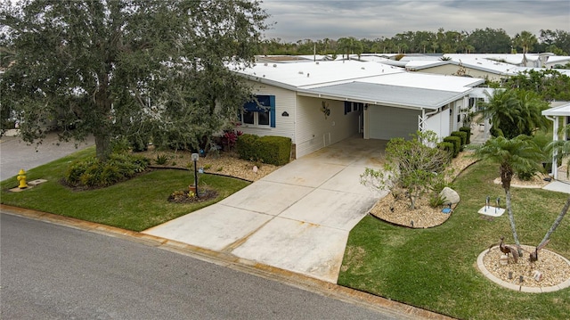 view of front of property featuring a front yard and a garage