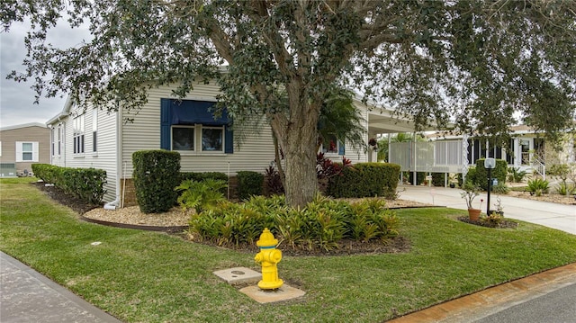 view of front facade featuring a front yard