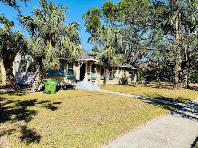 single story home with a front lawn