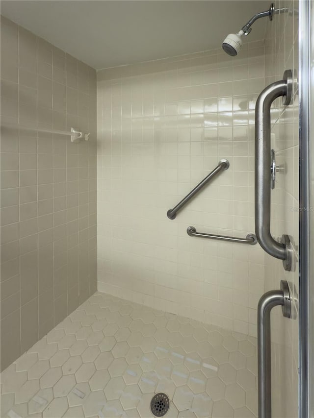 bathroom featuring a tile shower