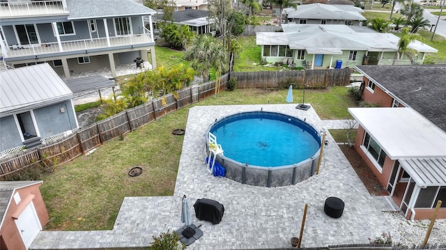 view of swimming pool with a lawn