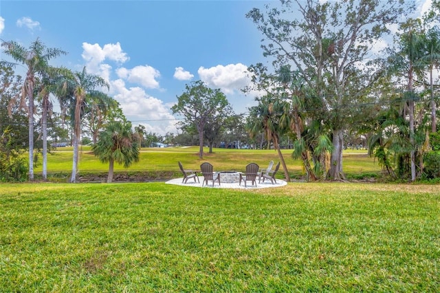 view of yard featuring a patio