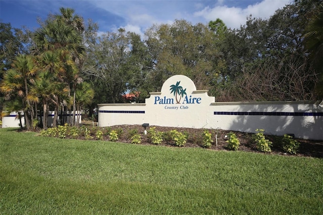 community / neighborhood sign featuring a lawn