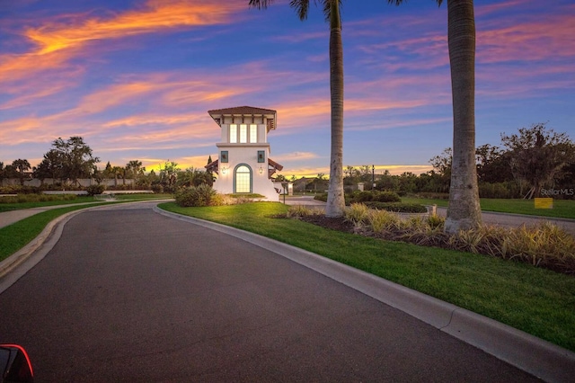 view of property's community featuring a lawn