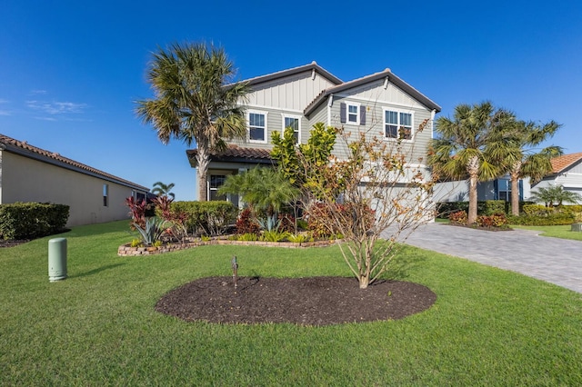 view of front of home featuring a front yard