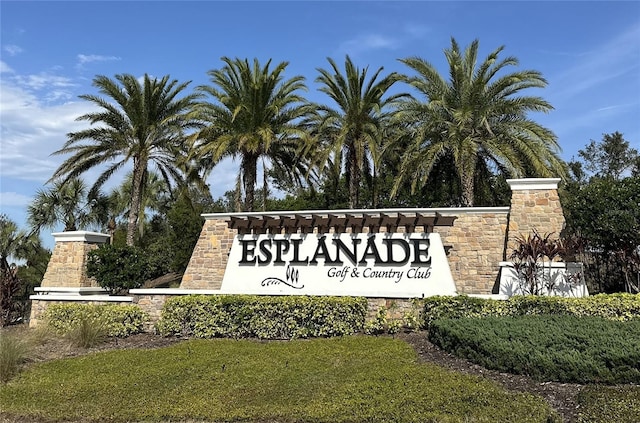 community / neighborhood sign featuring a yard