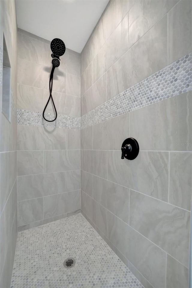 bathroom featuring tiled shower