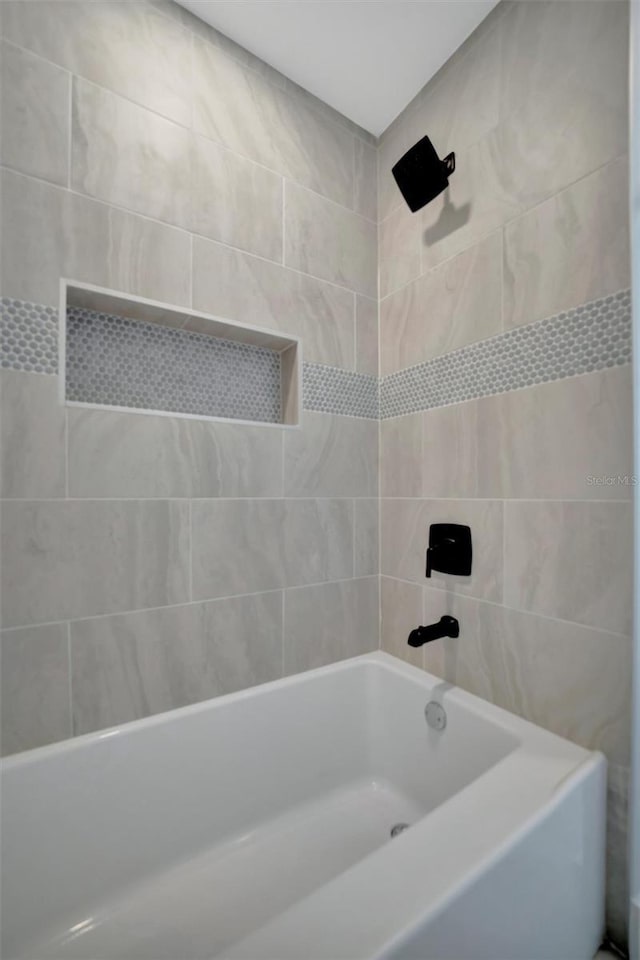 bathroom with tiled shower / bath combo