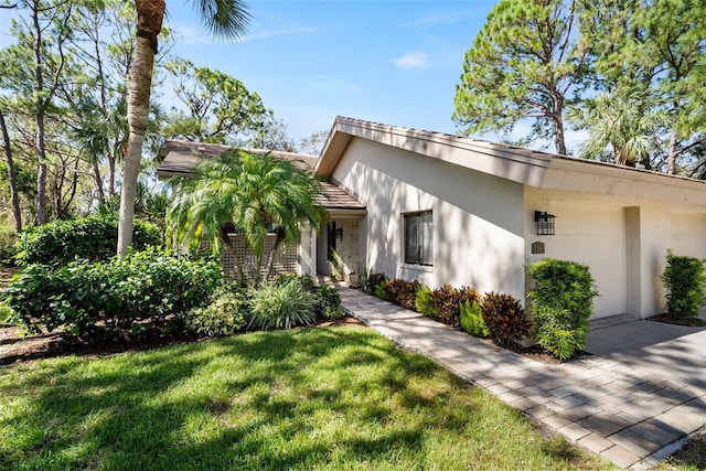 view of front of property with a front yard