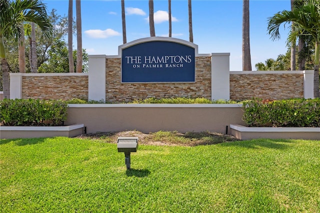 community / neighborhood sign featuring a lawn