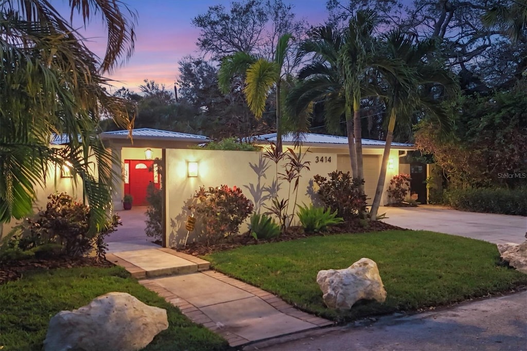 view of front of home featuring a lawn