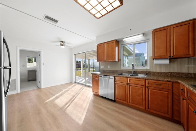 kitchen featuring light hardwood / wood-style flooring, a wealth of natural light, stainless steel appliances, ceiling fan, and sink