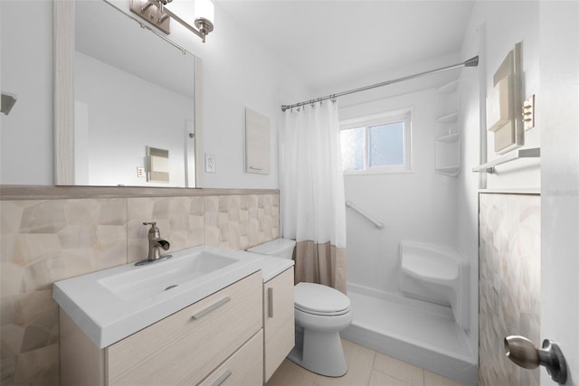 bathroom featuring toilet, a shower with shower curtain, vanity, and decorative backsplash