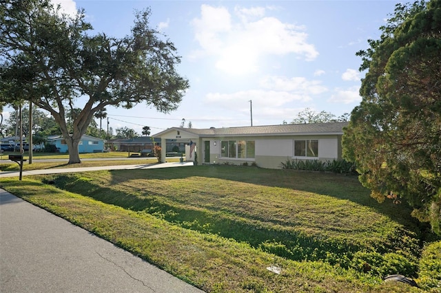 ranch-style home featuring a front lawn