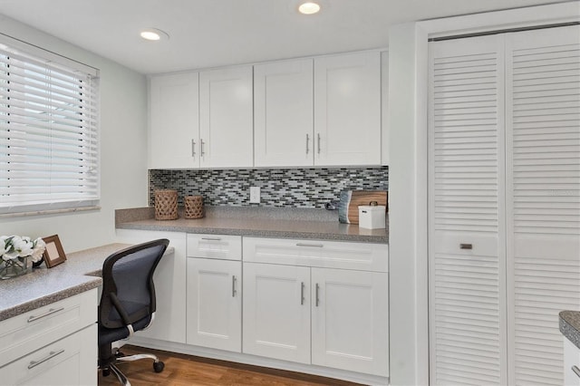 office space with recessed lighting, wood finished floors, and built in study area