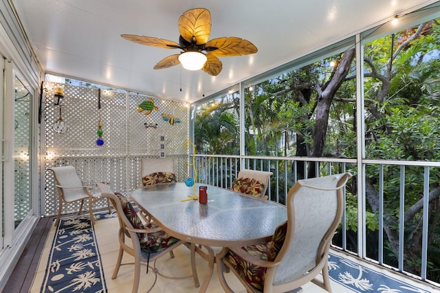 sunroom with ceiling fan