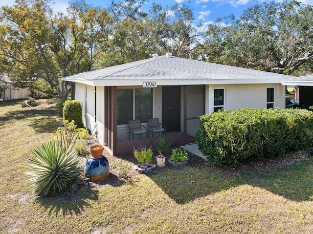 view of front facade with a front yard