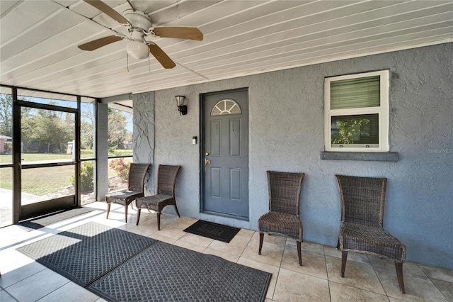 sunroom with ceiling fan