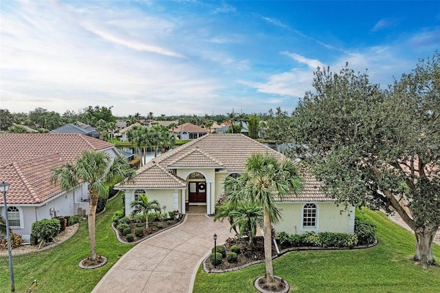 view of front of property featuring a front lawn