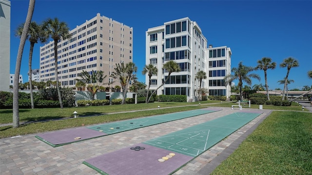 view of property's community featuring a lawn