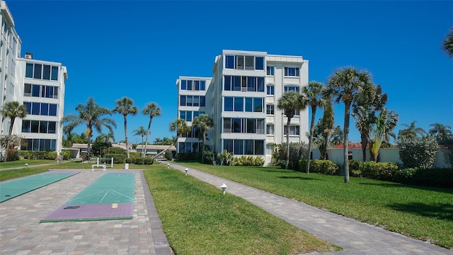 view of property's community featuring a lawn