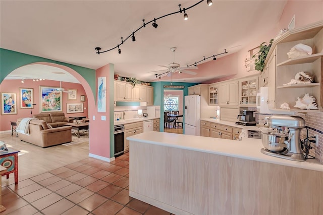 kitchen with white appliances, sink, kitchen peninsula, cream cabinets, and ceiling fan