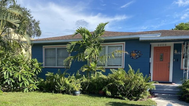 view of front facade featuring a front yard