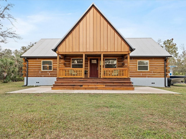 view of front of property featuring a front yard and a porch