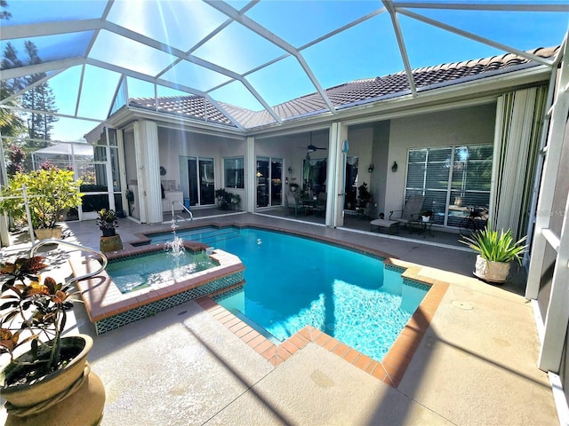 view of swimming pool featuring an in ground hot tub, ceiling fan, a lanai, and a patio