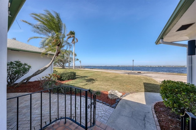 view of yard featuring a water view