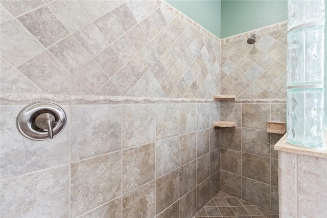 bathroom featuring a tile shower