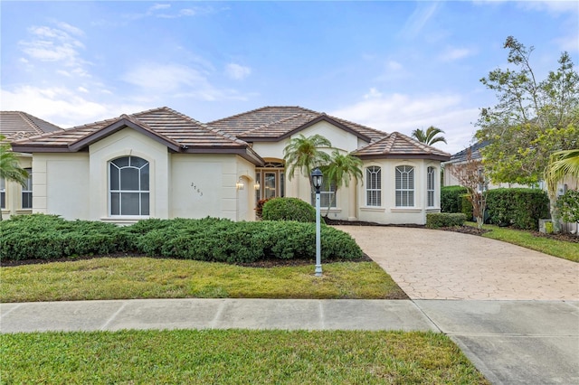 view of front of property featuring a front yard and a garage