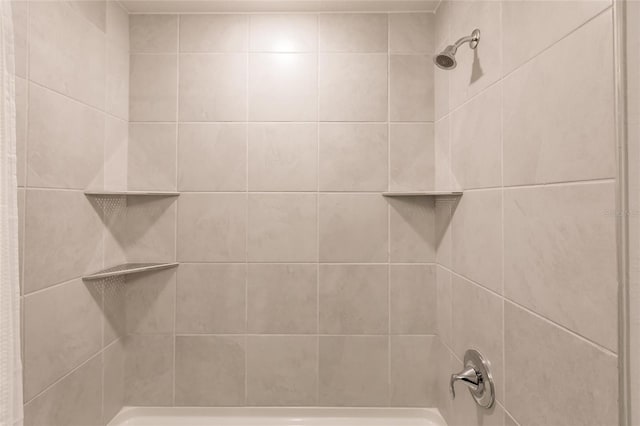 bathroom featuring tiled shower / bath