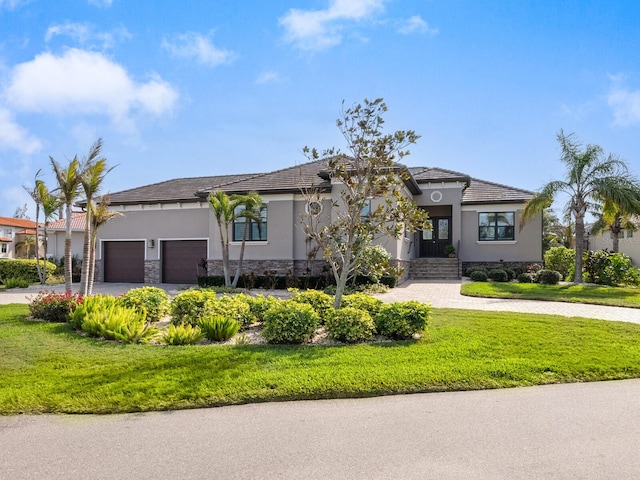 view of front of house featuring a garage and a front yard