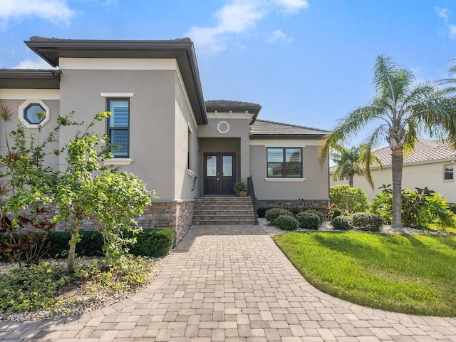 view of front facade with a front yard