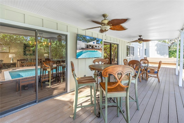 sunroom with ceiling fan