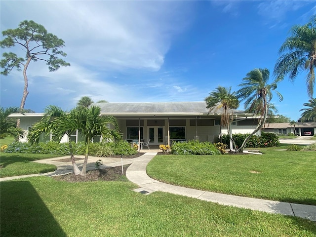 view of front of property featuring a front yard