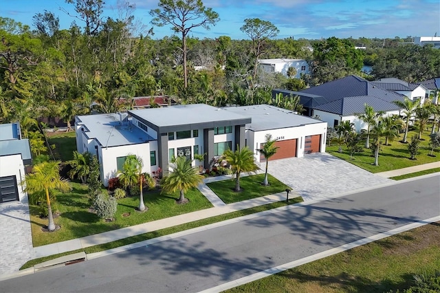 view of front of property featuring a front yard and a garage