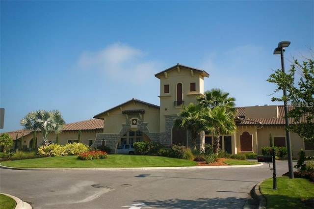 view of front of property featuring a front yard