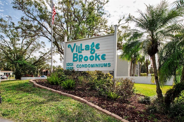 community sign with a yard